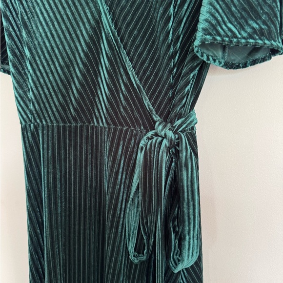 Simplee Apparel Green Flutter Sleeve Wrap Dress - Picture 7 of 13